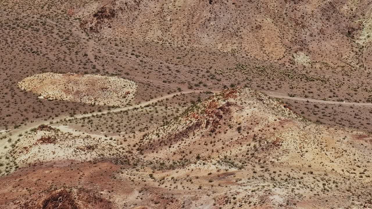 Questa ripresa aerea mostra una vista ampia di un paesaggio desertico negli Stati Uniti