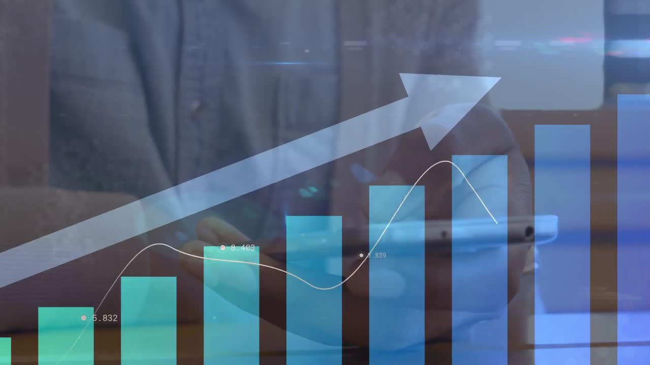 animación de flechas, datos y gráficos que se mueven sobre las manos de un hombre biracial que usa un teléfono inteligente