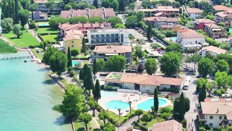 resort junto a la playa se aloja en la playa de lido galeazzi sirmione italia