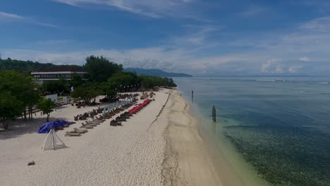 Vista-Aérea-De-La-Isla-De-Gili-Trawangan,-Lombok,-Indonesia-Sin-Turistas-Playa-Desierta-Vacía-Debido-A-La-Prohibición-De-Viajar-Por-La-Pandemia-De-Virus,-Famoso-Destino-De-Vacaciones-Reabierto-Para-La-Industria-Del-Turismo