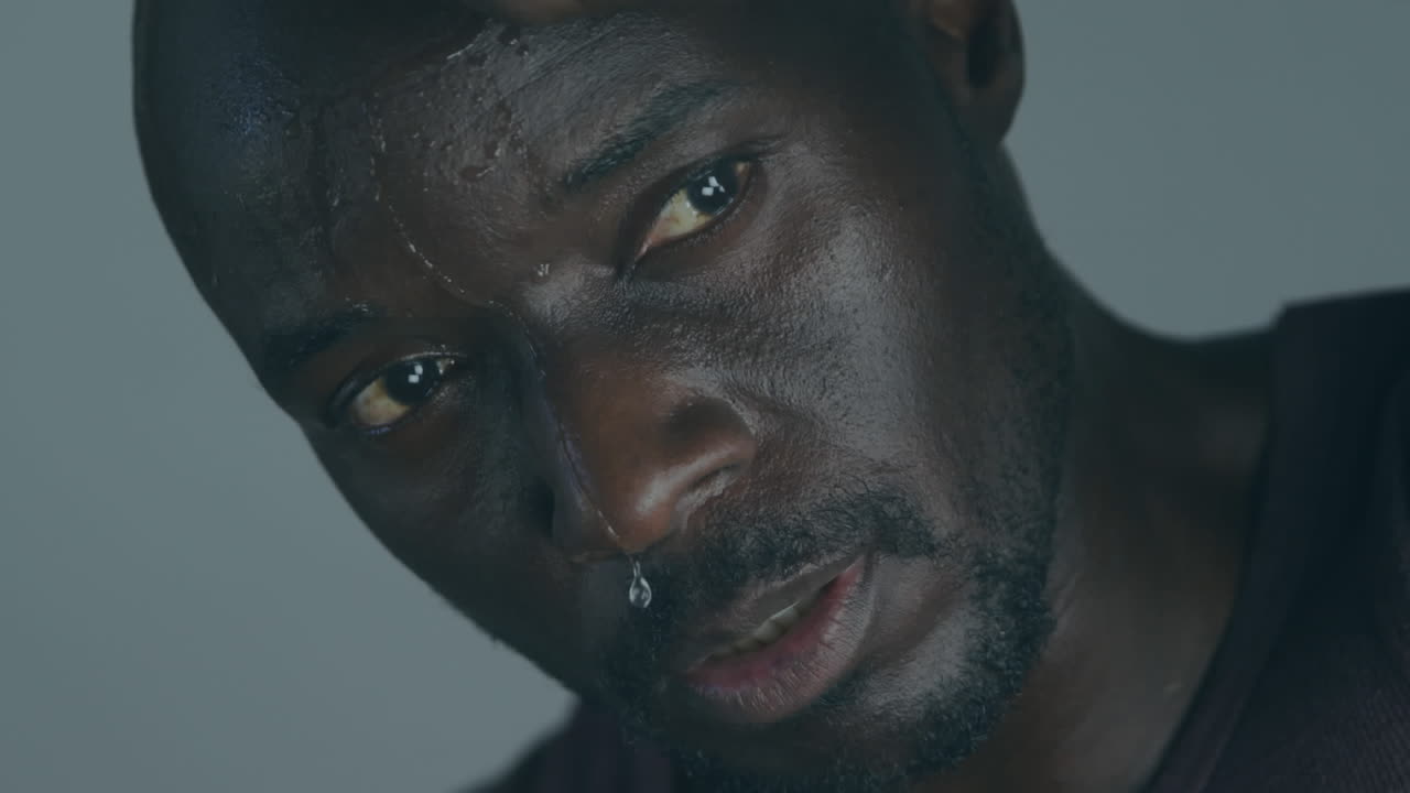 анимация вмешательства над афроамериканским спортсменом в спортзале