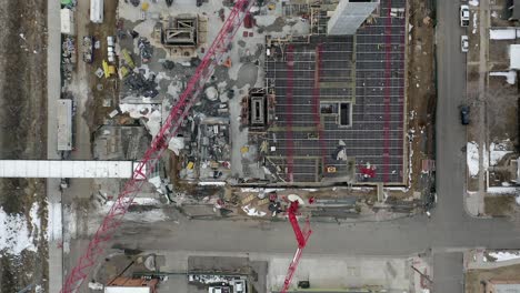 vista aérea superior de una grúa y construcción de edificios