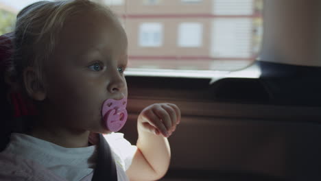 Niña-Con-Chupete-Teniendo-Un-Viaje-En-Coche.