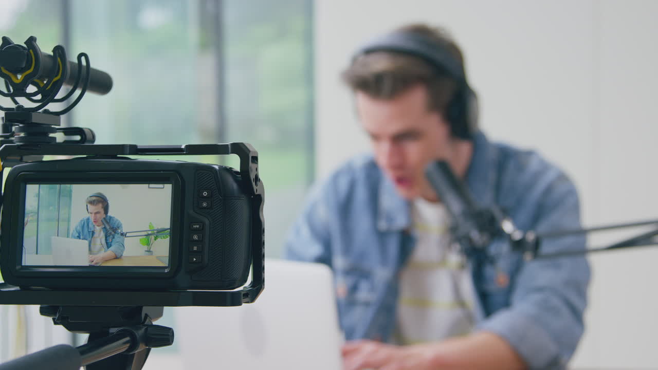 Display posteriore della fotocamera che mostra un vlogger uomo in diretta streaming.