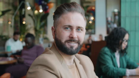 Retrato-De-Un-Hombre-De-Negocios-Caucásico-Positivo-En-Un-Café