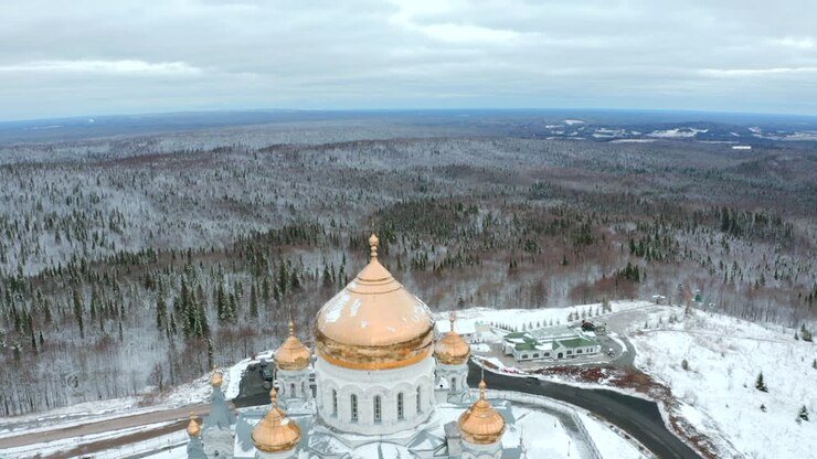 Vue aérienne d'un complexe monastique enneigé en hiver