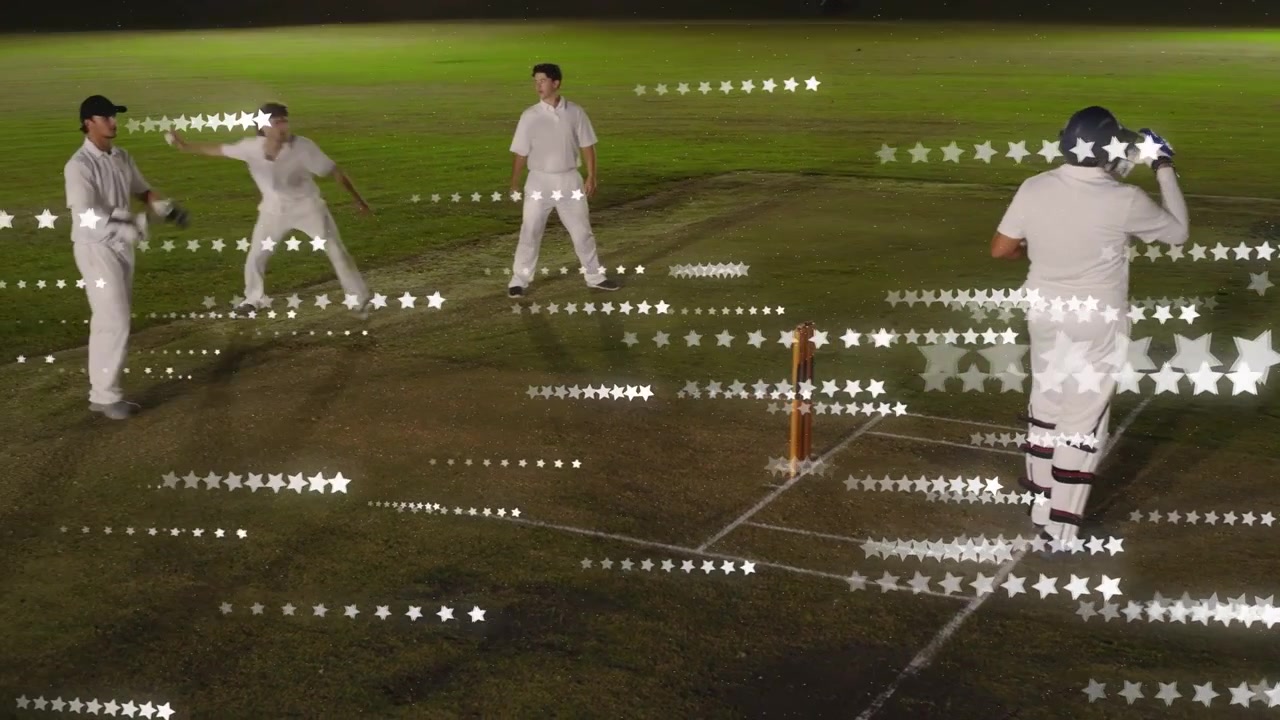 Vertikal video: Cricket-bowler løber, gærdespiller forsvarer og redder point, bolden rammer kanten, og en slip-fielder griber den i et stjerneøjeblik.