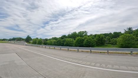 punto de vista mientras conduce por la autopista interestatal 74 que corre paralela a una calle lateral en las ciudades cuádruples en illinois