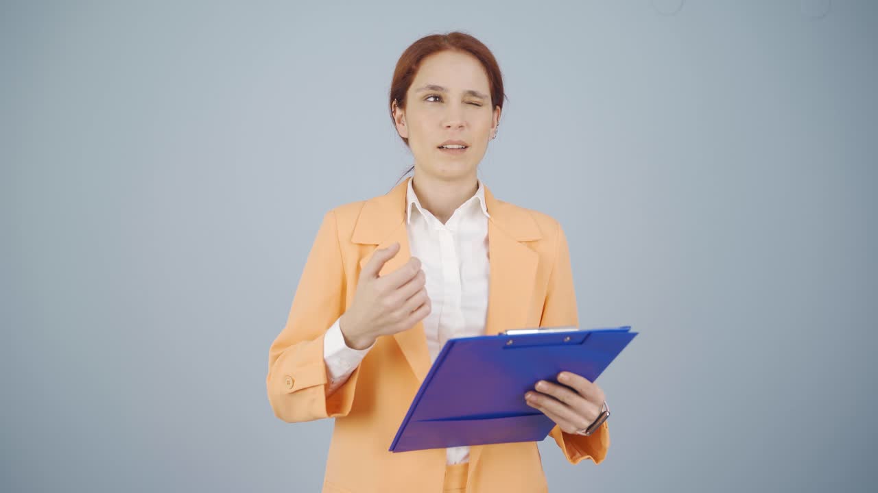 mujer de negocios tratando de memorizar su presentación.