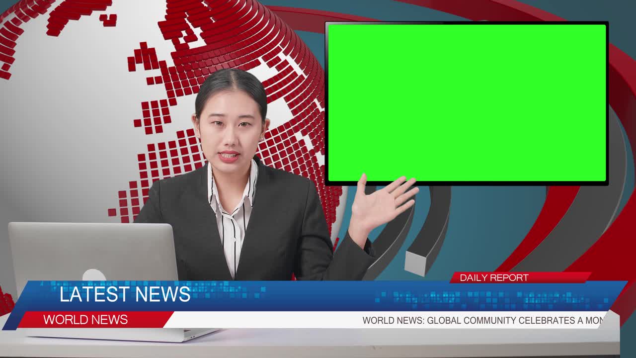 Studio Berita Langsung Dengan Pembawa Berita Wanita Profesional Asia, Komputer, Dan Televisi Layar Hijau Menunjuk ke Samping Sambil Melaporkan Peristiwa Hari Ini