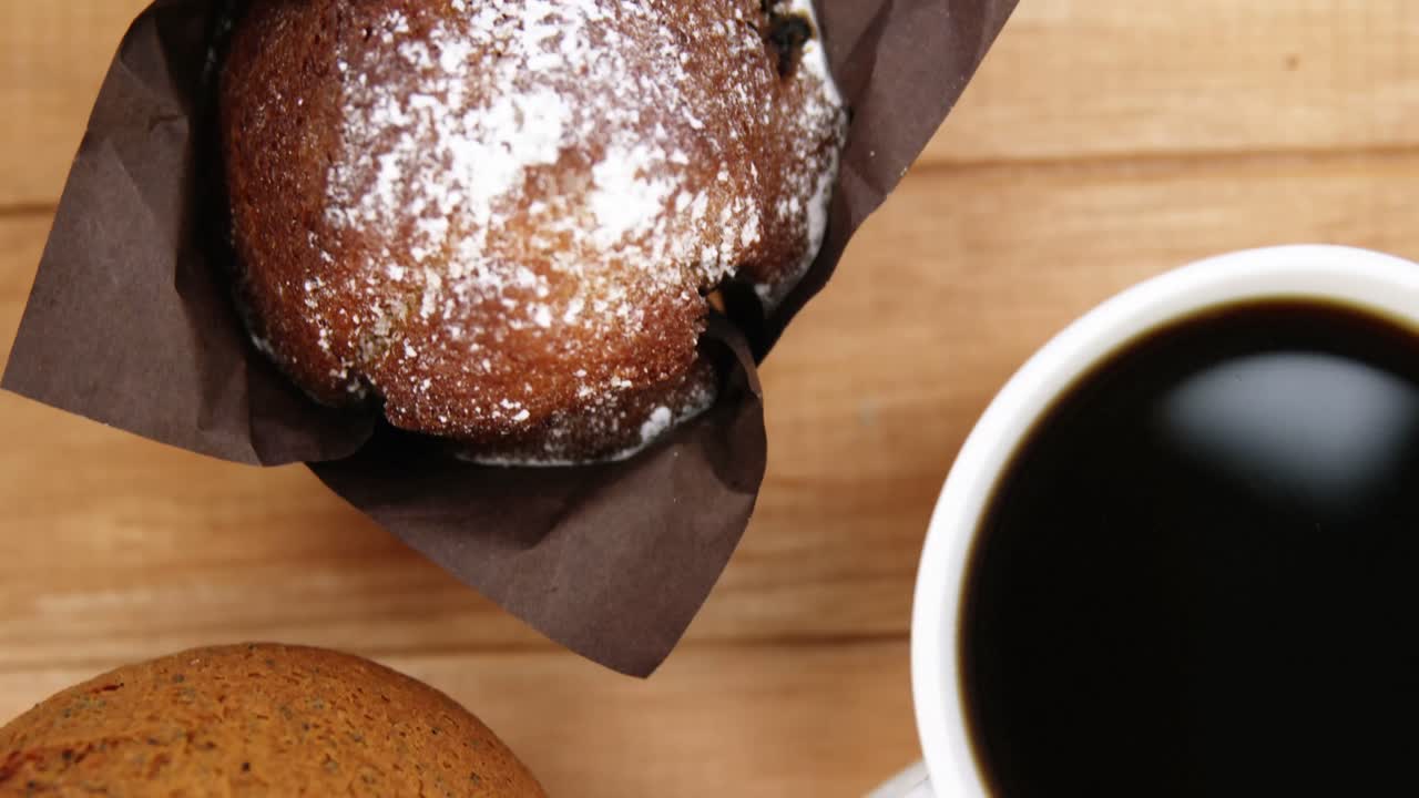 커피 컵과 함께 컵케이크의 클로즈업