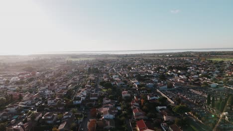 Panorama-Aéreo-Sobre-El-Hermoso-Pueblo-Francés-De-Mauguio-Durante-La-Puesta-De-Sol