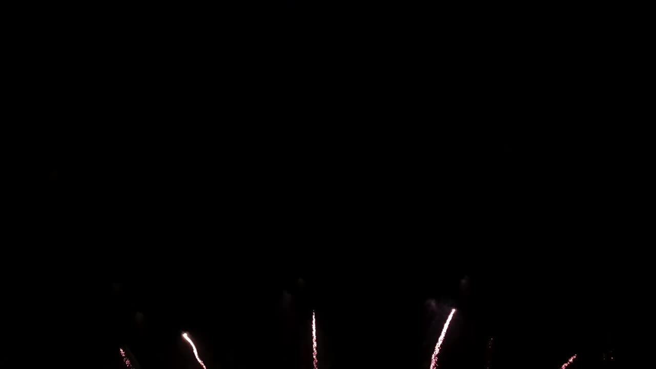 espectáculo de fuegos artificiales de celebración, coloridos fuegos artificials de año nuevo 4k