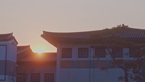 Asiático-Coreano-Chino-Japonés-Tradicional-Casas-Nacionales-Edificios-De-Construcción-En-La-Ciudad-área-Urbana-Luz-Del-Sol-Hora-Del-Atardecer