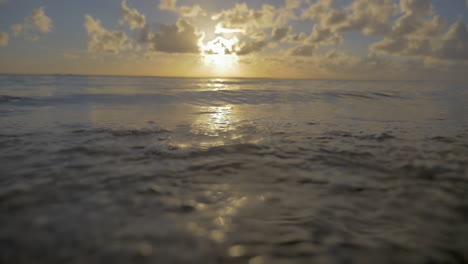 las olas del mar en la orilla al atardecer