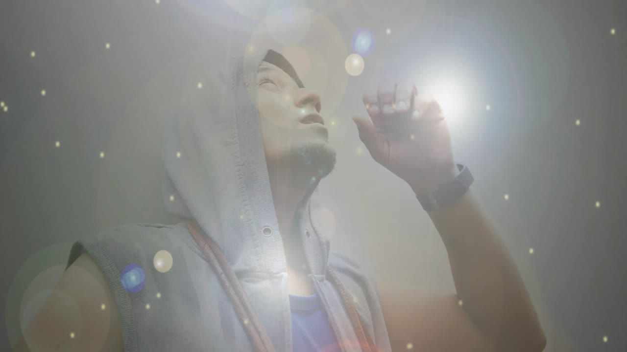 анимация светящихся частиц над мужчиной-спортсменом, отдыхающим после тренировки на открытом воздухе