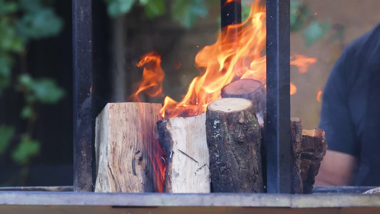 통제 된 화재 구이 에서 불타는 나무를