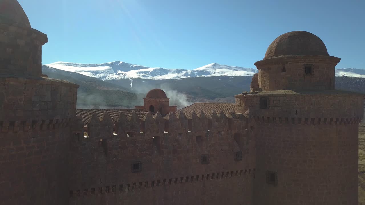 vista aérea del castillo de la calahorra con sierra nevada detrás en granada, españa