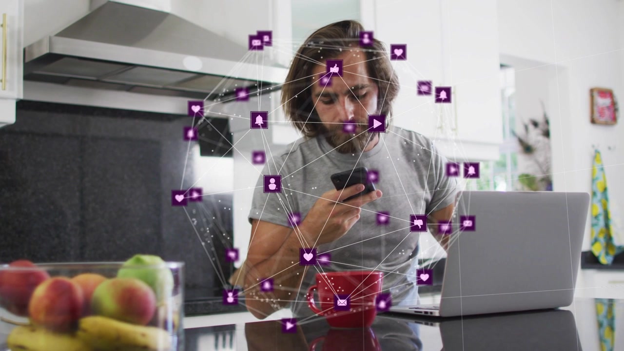 Homem segurando telefone, levantando caneca, mudando para laptop enquanto rede roxa animada mostra alertas sociais