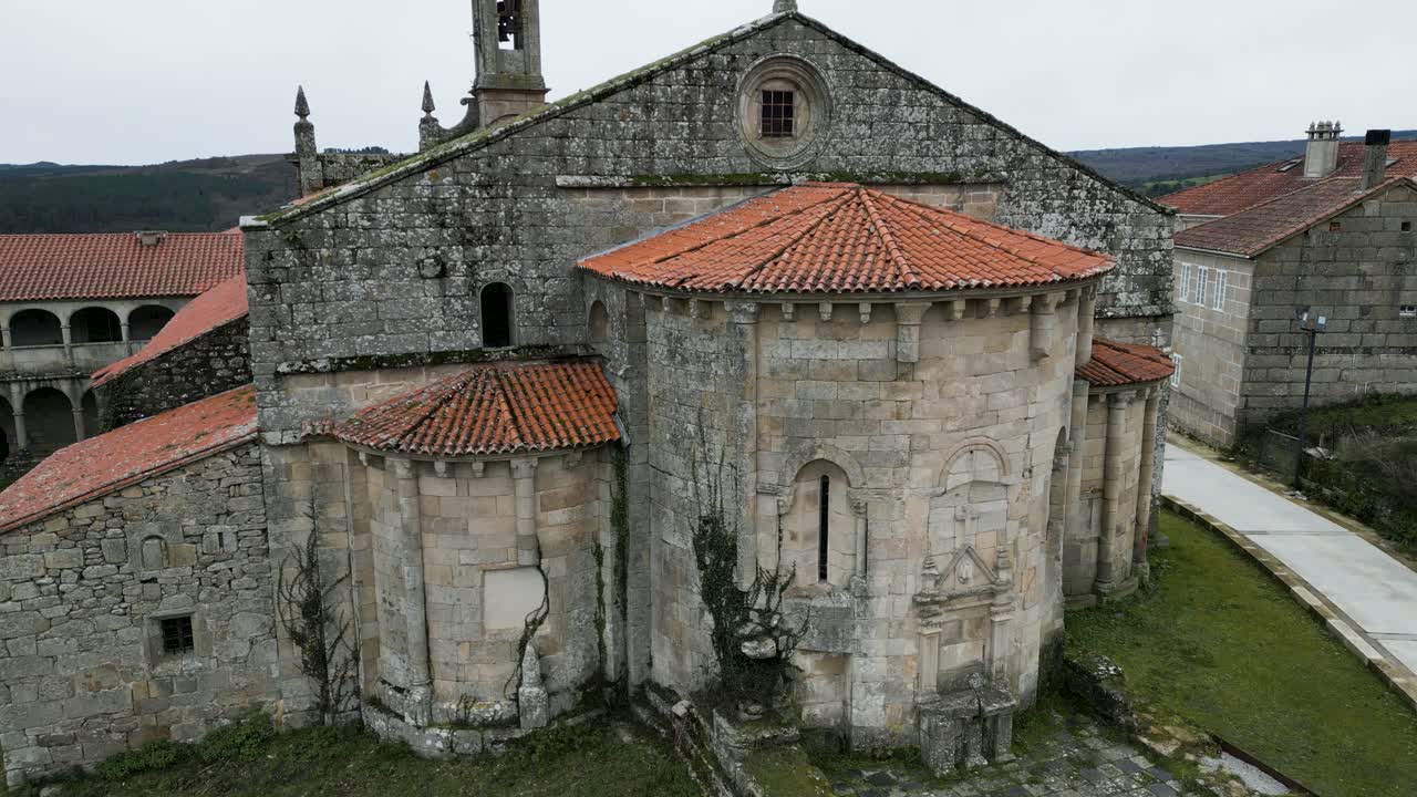 vista aérea del monasterio de santa maría de xunqueira, galicia, españa