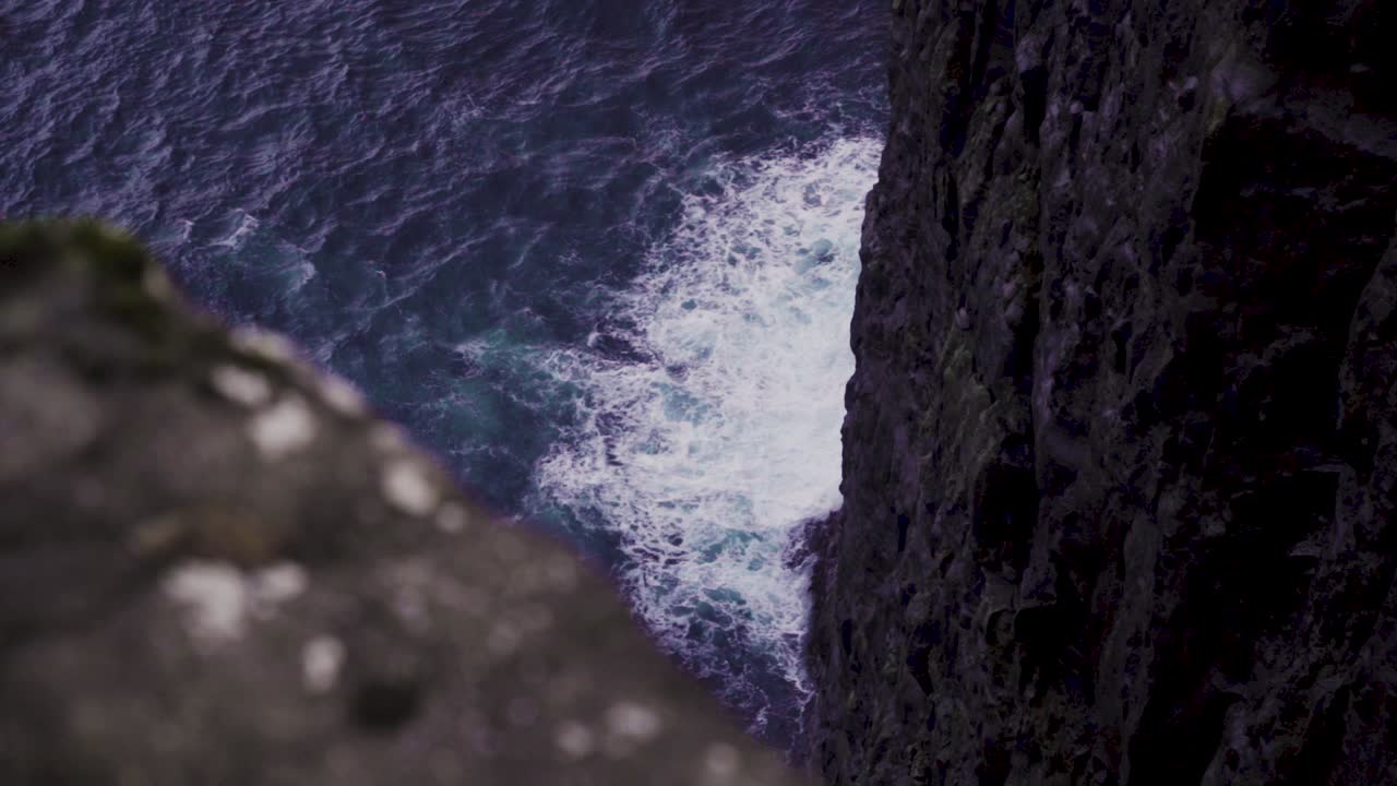 las olas estrelladas y salpicadas del océano golpean el acantilado rocoso de la costa en la isla de vagar