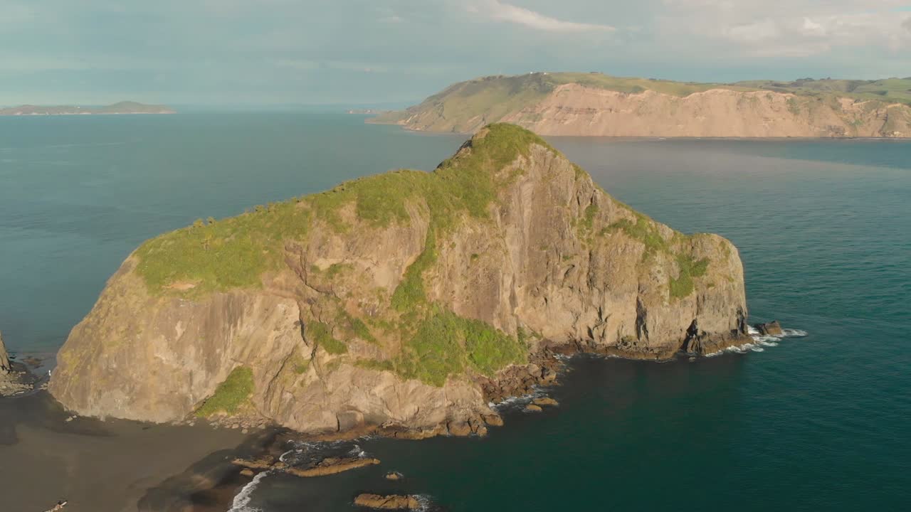 뉴질랜드의 해변과 푸른 바다에 있는 멋진 암석의 공중 전망