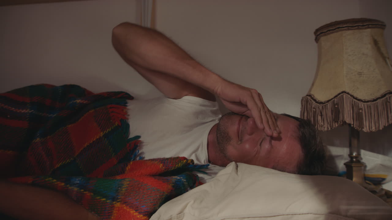 Homem dormindo na cama