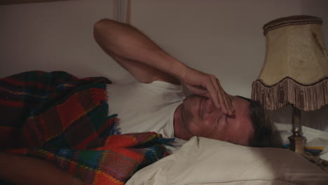 hombre durmiendo en la cama