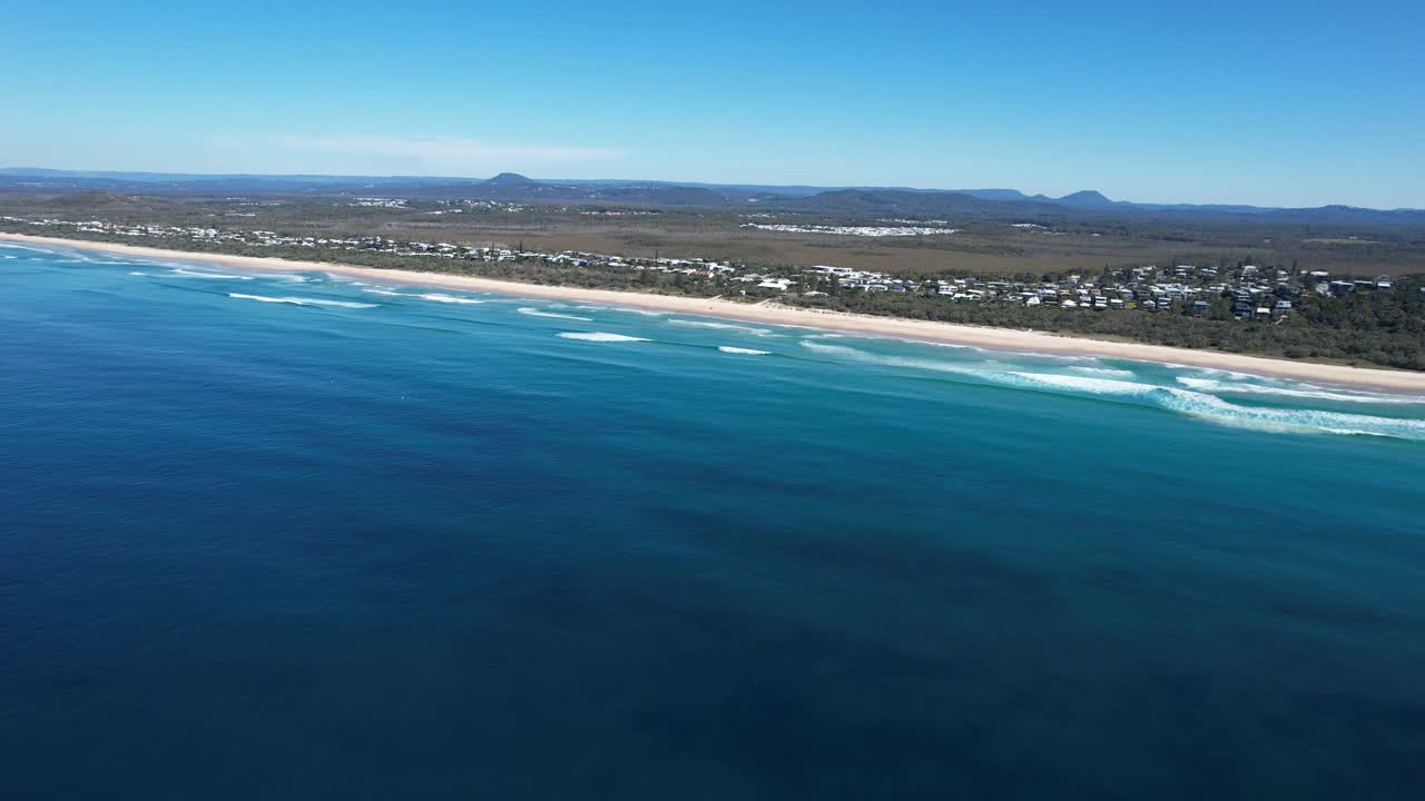 aguas azules tranquilas de la bahía de allie con playa soleada en el condado de noosa en queensland, australia