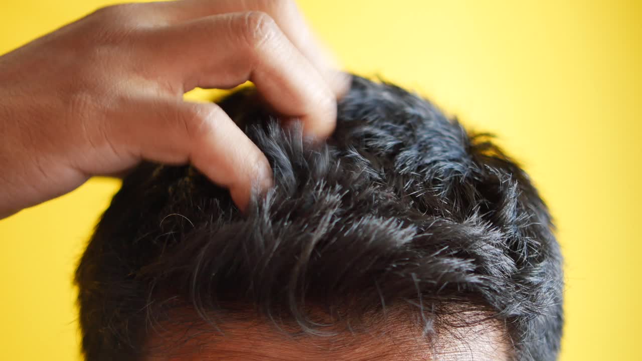 hombre tocando su cabello