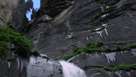 cámara inclinándose hacia arriba revelando enormes cascadas jogini, manali