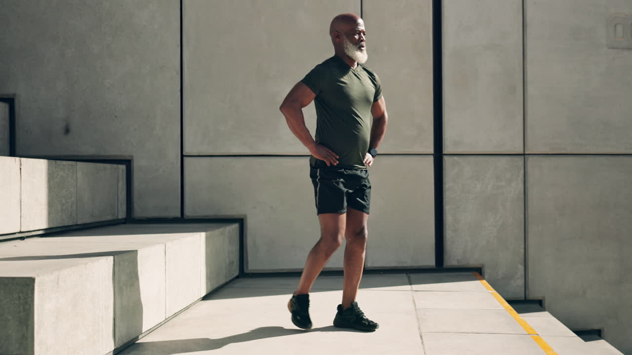 hombre negro en las escaleras de la ciudad para hacer ejercicio