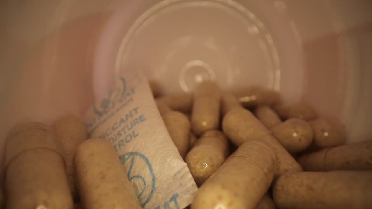 아직 건조제가 들어 있는 보충제 약병 밖으로 이동