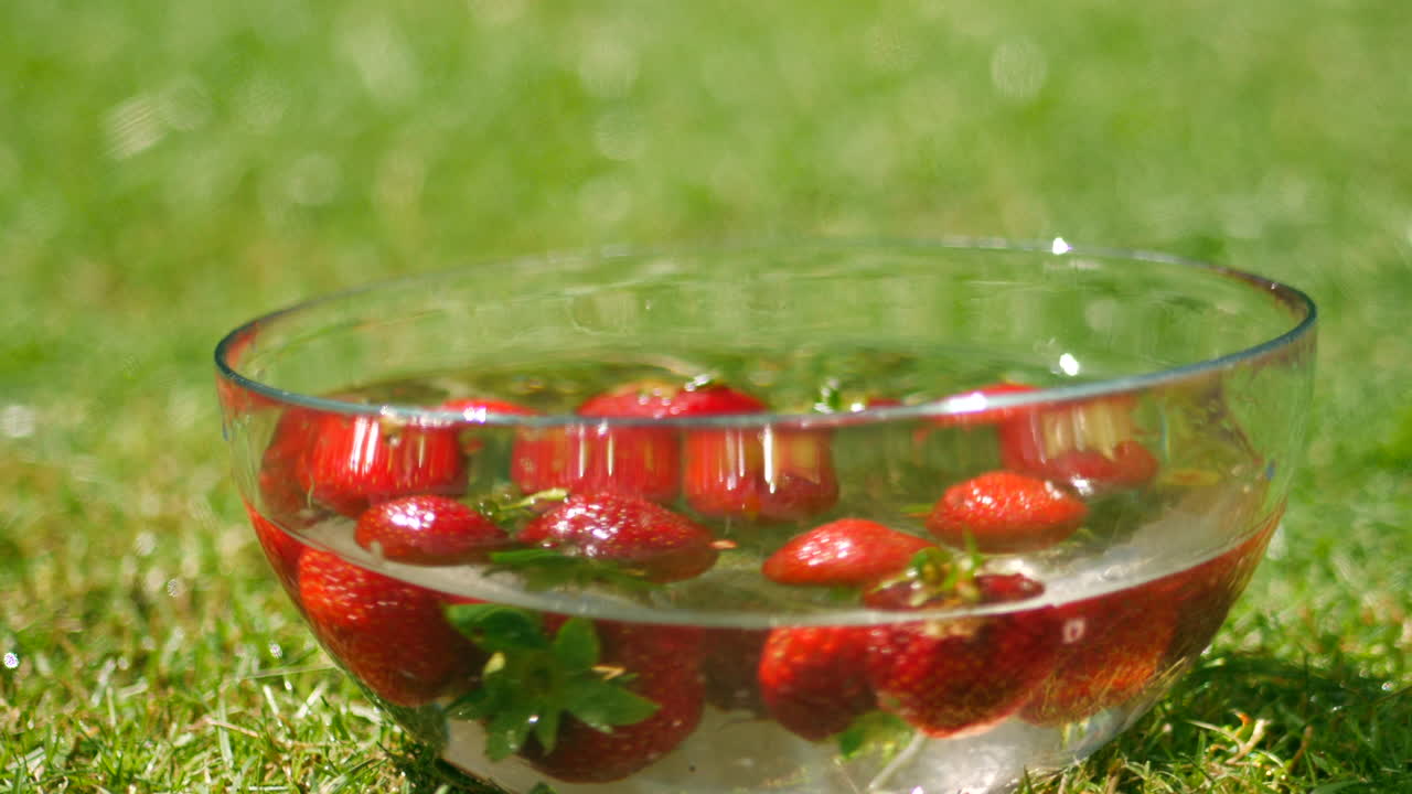 fresas girando en cámara lenta