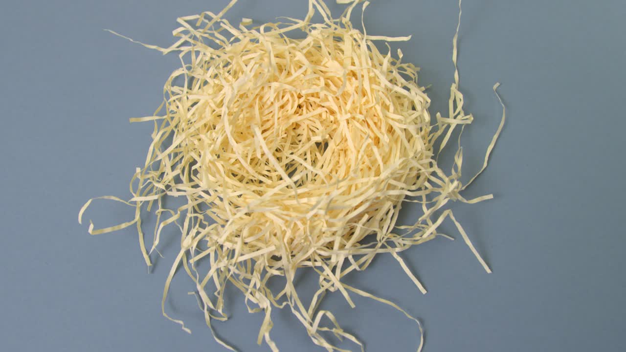 둥지에 부활절 달걀이 나타납니다.