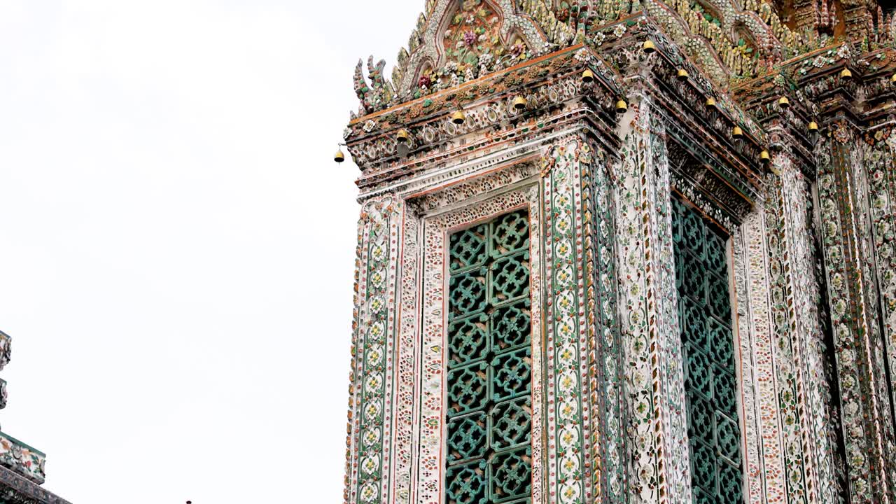 아룬의 화려한 건축물의 자세한 모습