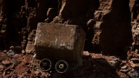 carretilla de mina de oro abandonada utilizada para transportar mineral durante la fiebre del oro