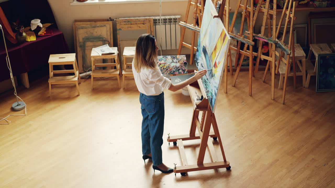 미술 스튜디오 에서 그림 을 그리는 여자