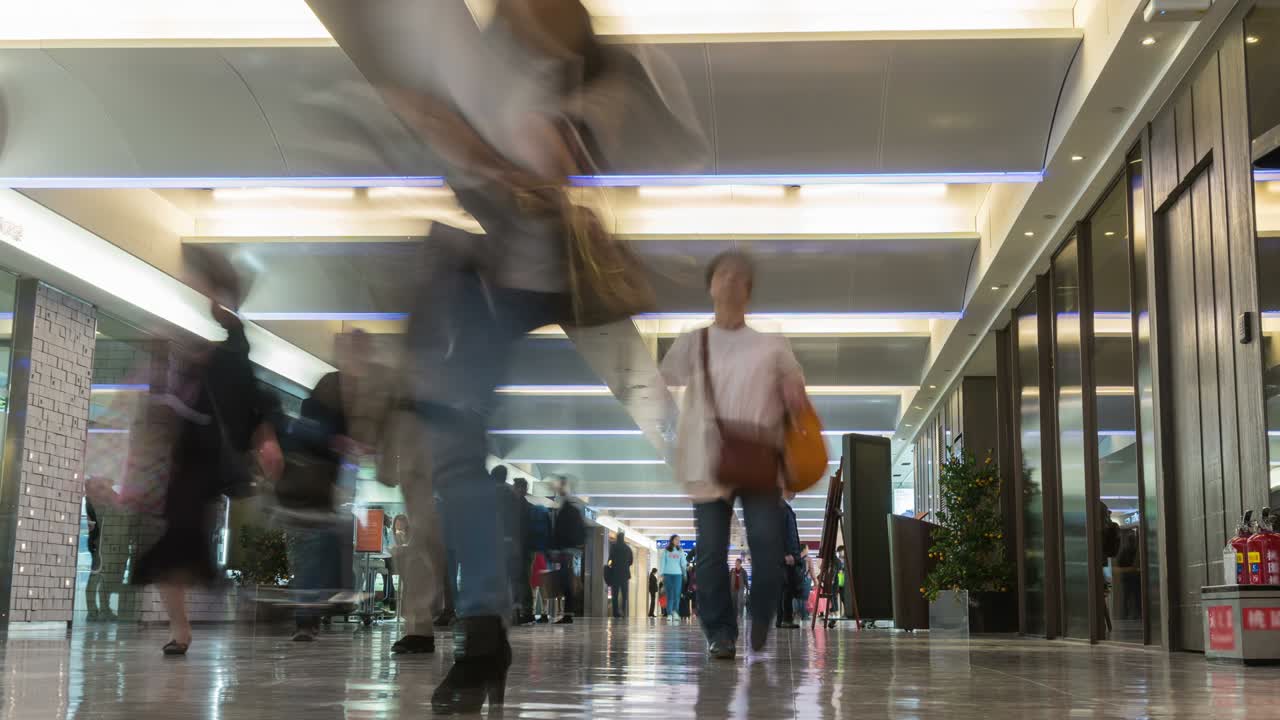 multitud de personas caminando en el aeropuerto de taoyaun en la ciudad de taipei
