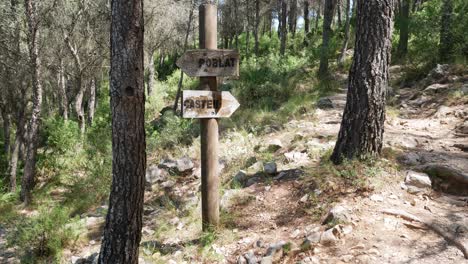 bifurcación en los senderos en la subida al castillo de alcalá de chivert, españa
