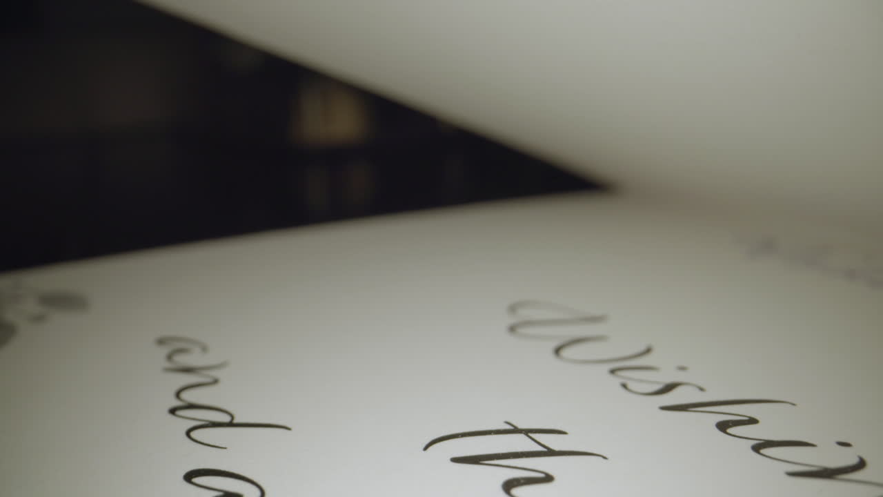 perspectiva única rodando hacia atrás dentro de la tarjeta de navidad para revelar el texto