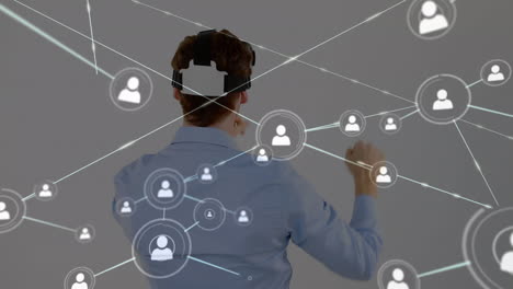 animación de la red de conexiones con iconos sobre el hombre que usa auriculares vr