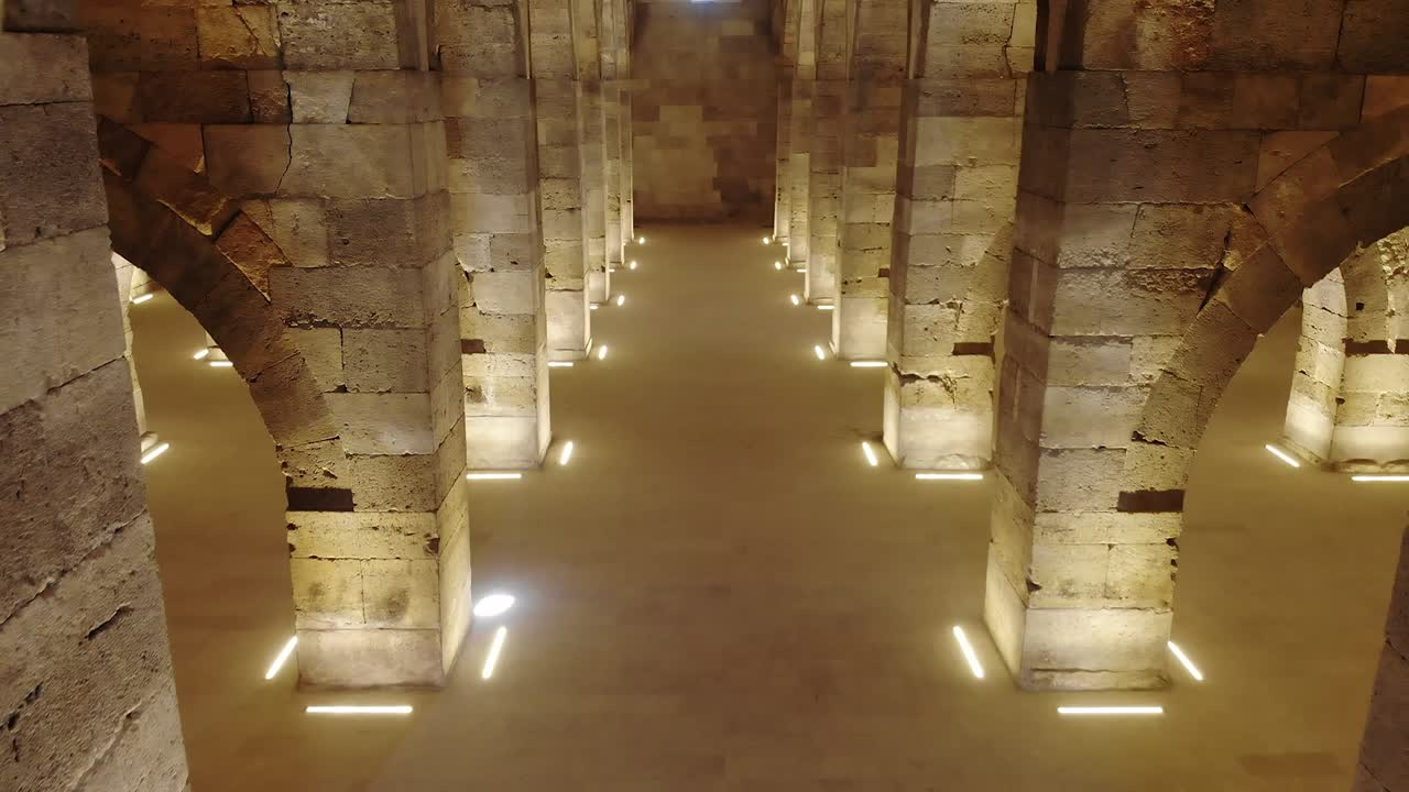 interior de un edificio monumental histórico con arcos y cúpulas de piedra