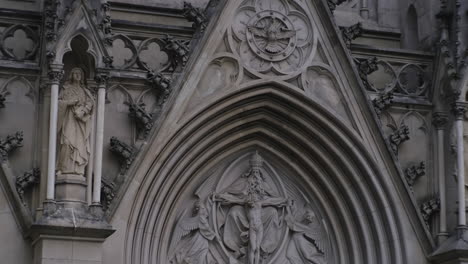 detalles arquitectónicos de una catedral gótica