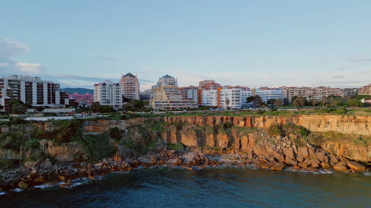 Vista da drone di un complesso edilizio in un paesaggio marino estivo. Cittadina turistica costiera situata su una scogliera.