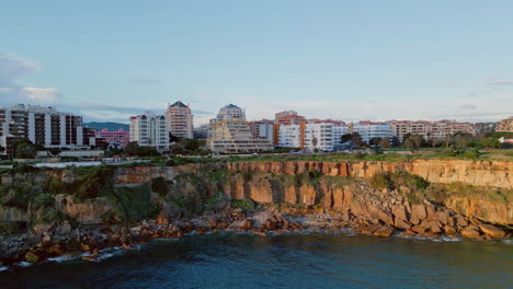 drone vista edificio complejo verano paisaje marítimo. ciudad turística costera ubicada acantilado