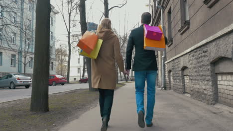 pareja disfrutando del paseo después de una buena compra