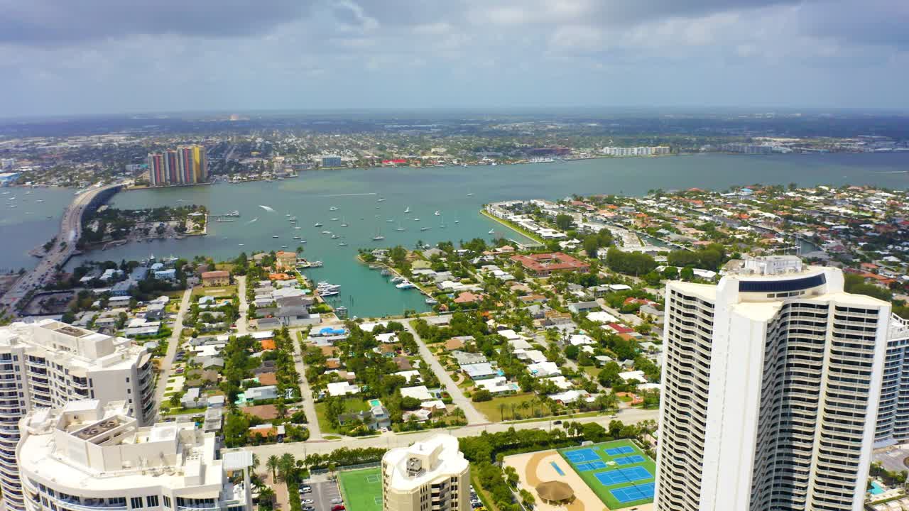 플로리다 웨스트  ⁇  비치의 싱어 아일랜드의 리츠 칼턴과 다른 주거 건물 위에서 천천히 내려오는 항공 드론 촬영