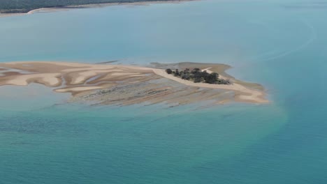 Islet-during-low-tide