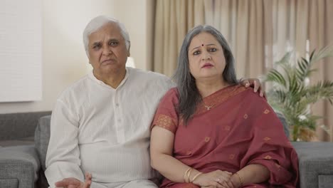 una vieja pareja india hablando con la cámara.